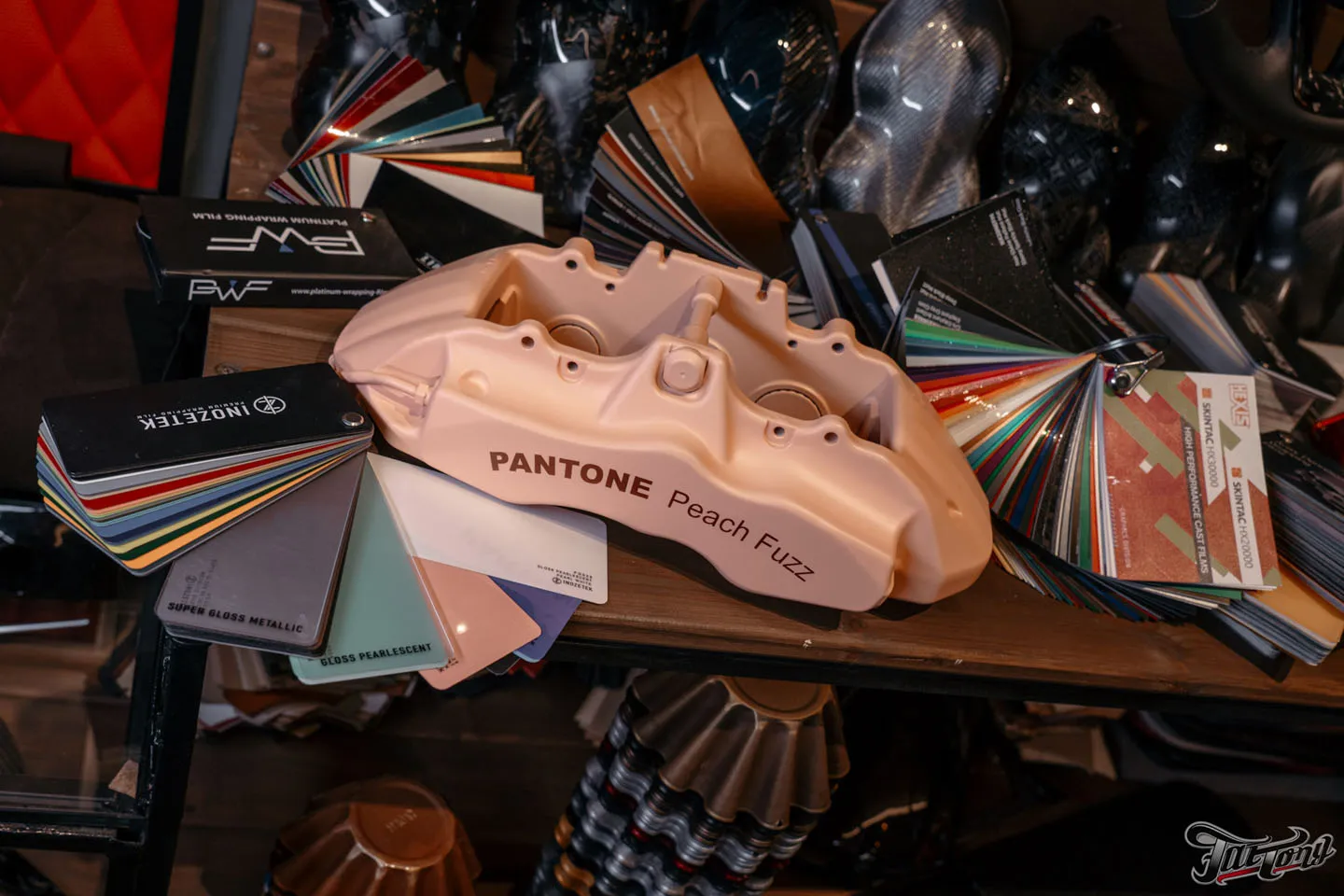 Суппорта в цвете 2024 года от Pantone Peach Fuzz